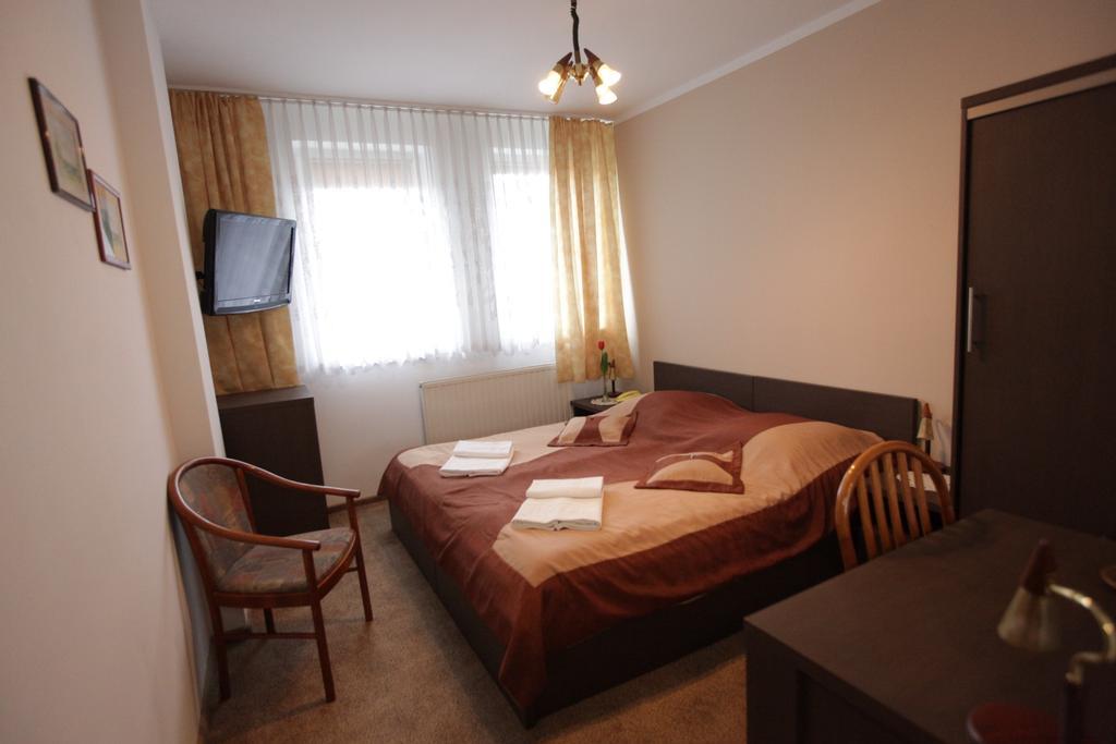 Hotel Restauracja Kaukaska Jadwiga Choroszy Wolsztyn Habitación foto