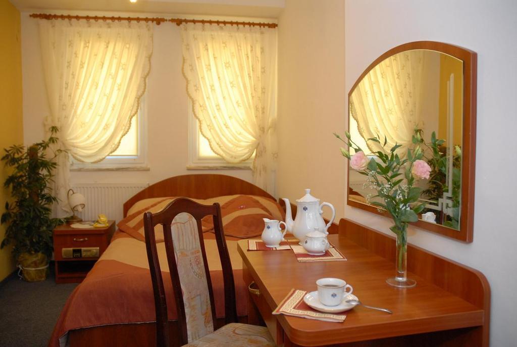 Hotel Restauracja Kaukaska Jadwiga Choroszy Wolsztyn Habitación foto